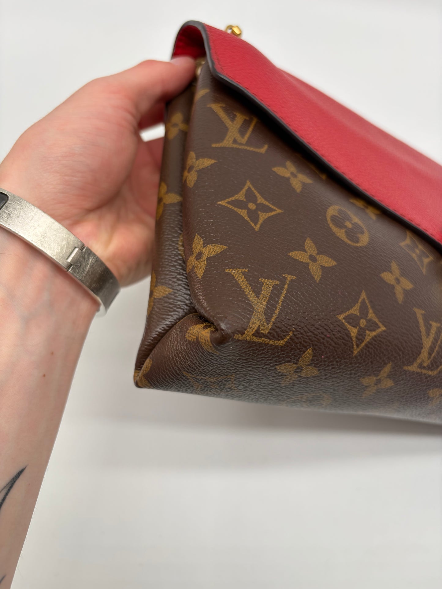 Louis Vuitton Pallas Chain Crossbody/ Schultertasche