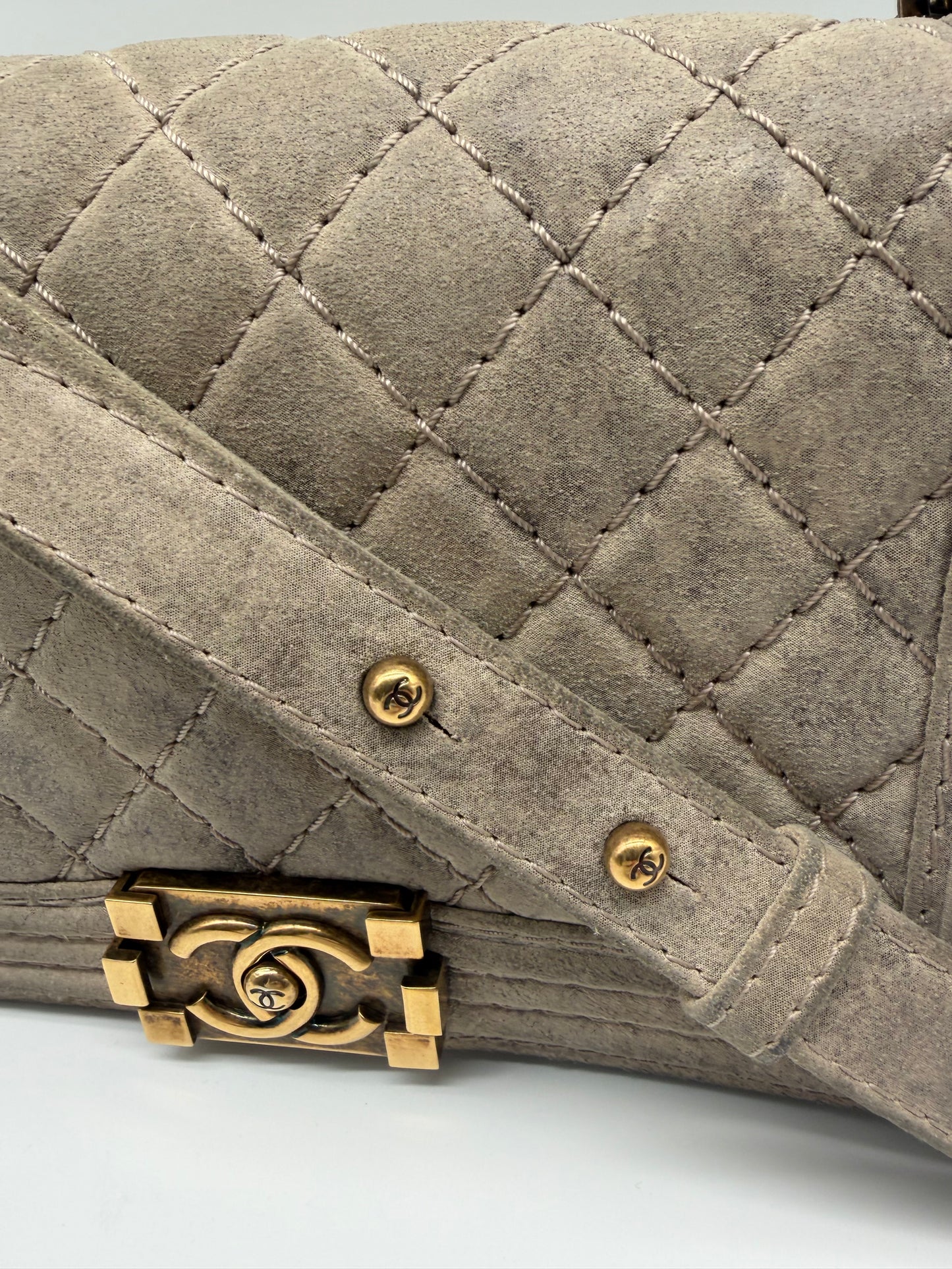 Chanel Boy Bag Old Medium Distressed Suede Handtasche
