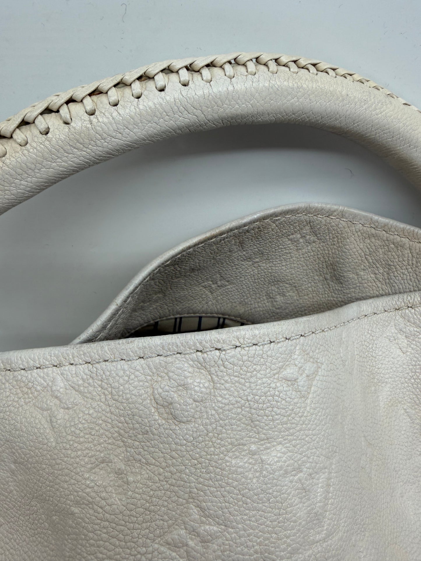 Louis Vuitton Artsy MM Empreinte Weiße Handtasche
