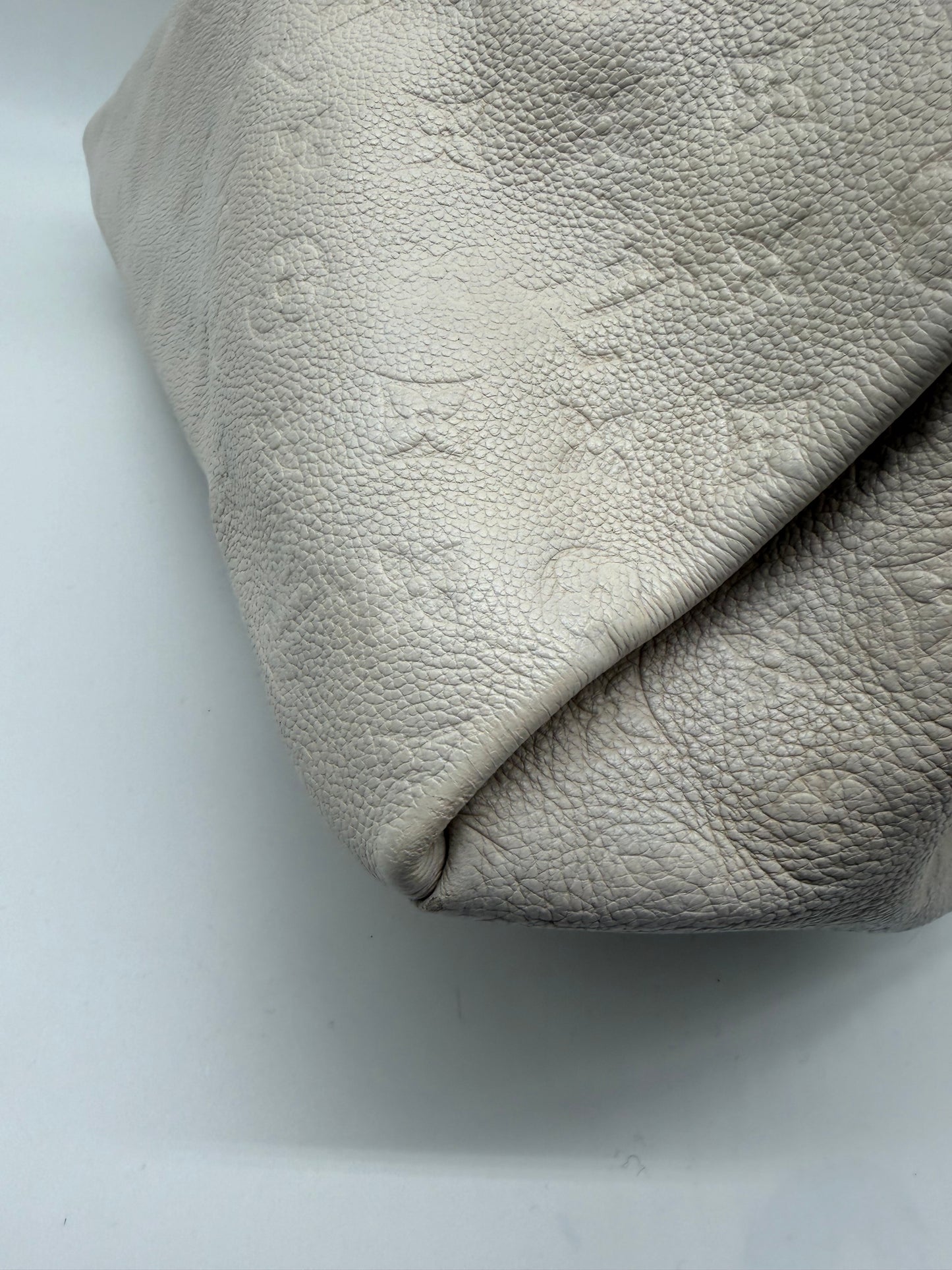 Louis Vuitton Artsy MM Empreinte Weiße Handtasche