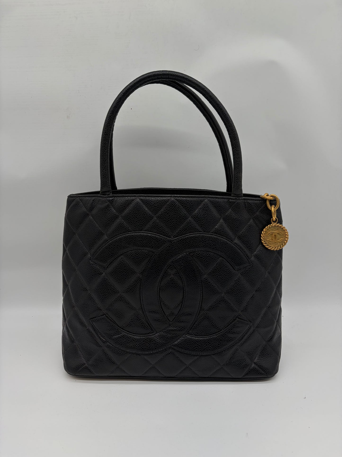 Chanel Gold Medallion Quitted Kaviar Schultertasche