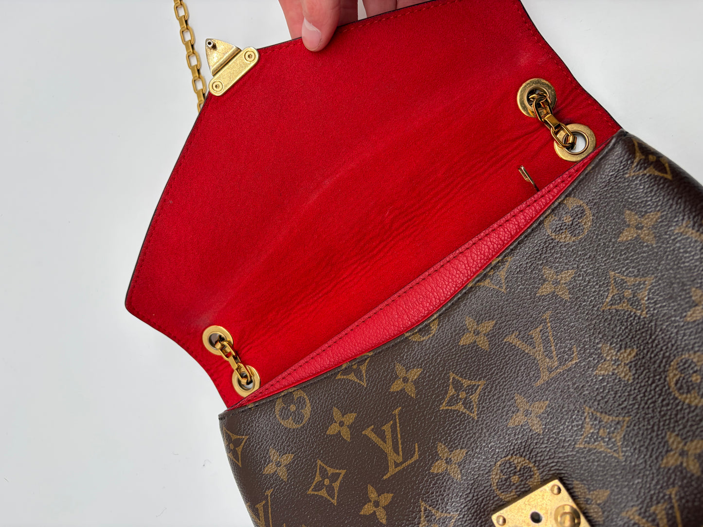 Louis Vuitton Pallas Chain Crossbody/ Schultertasche