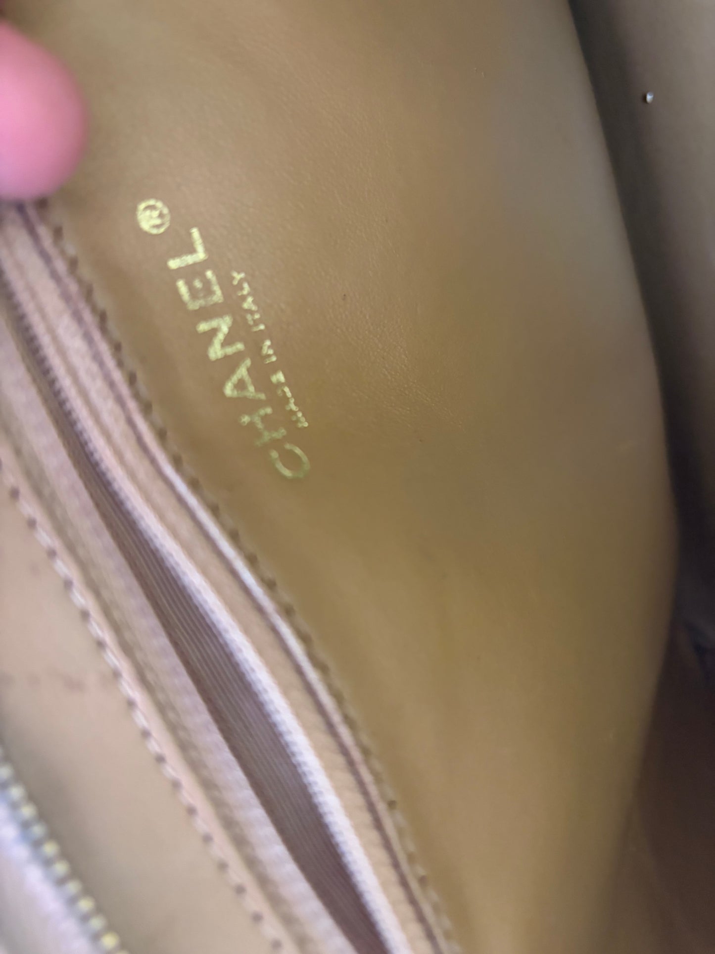 Chanel Beige Kaviar Medaillon Tasche