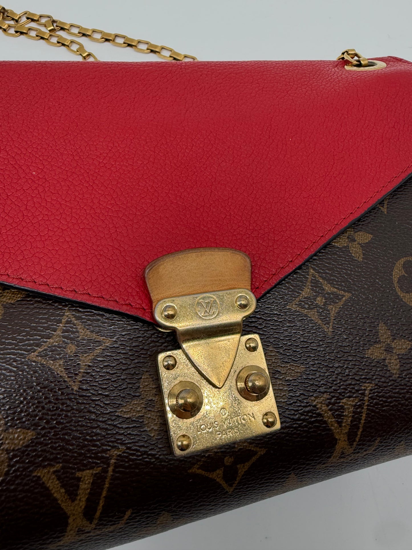 Louis Vuitton Pallas Chain Crossbody/ Schultertasche