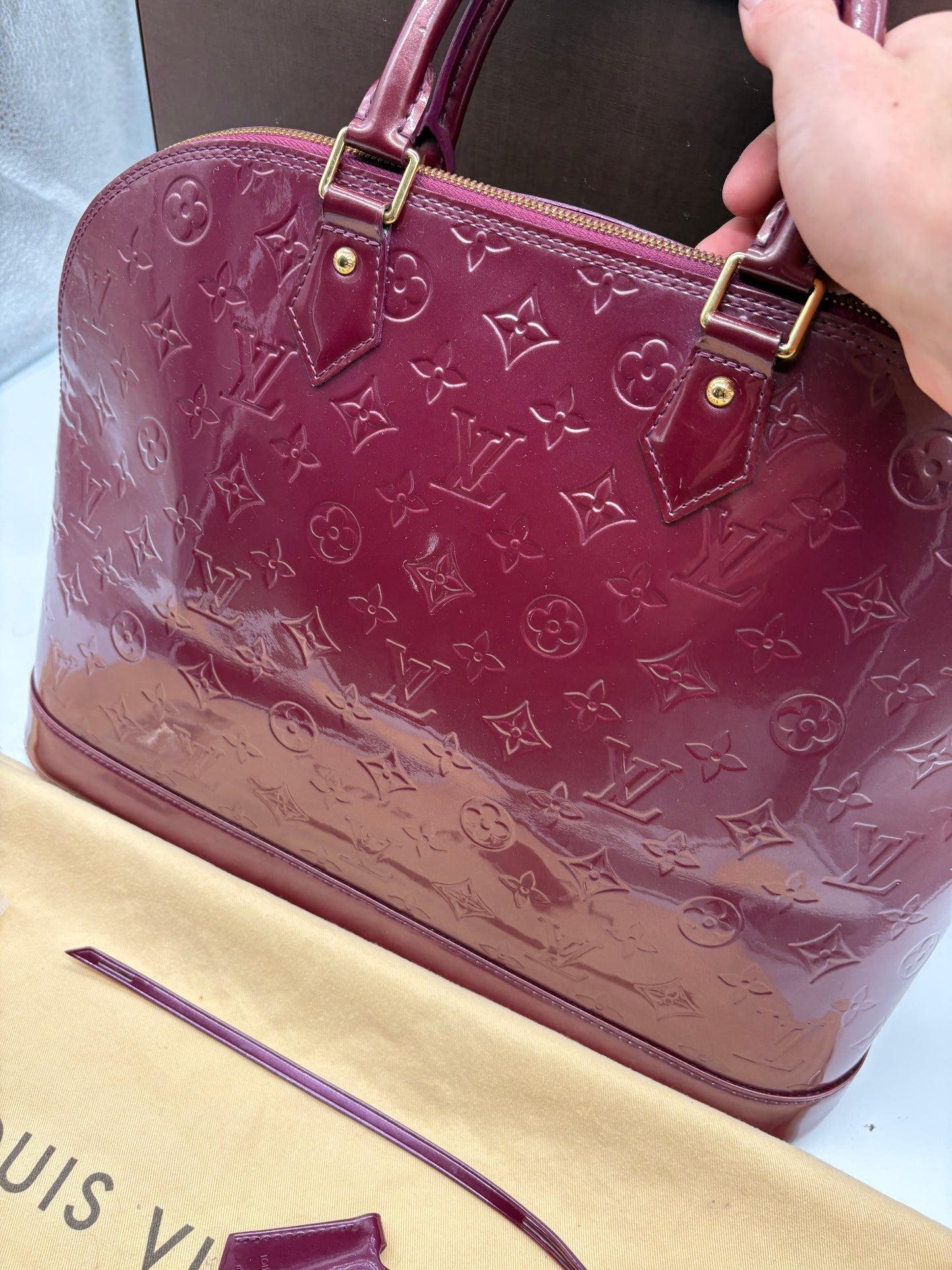 Louis Vuitton Alma MM Bordeaux Lackleder Vernis Handtasche
