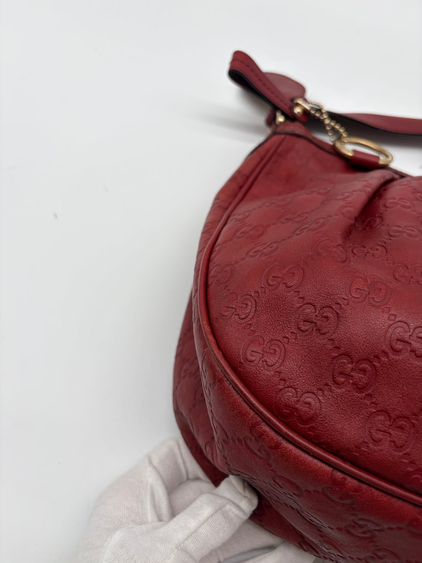 Gucci Medium Sukey Hobo mit rotem Guccissima Leder